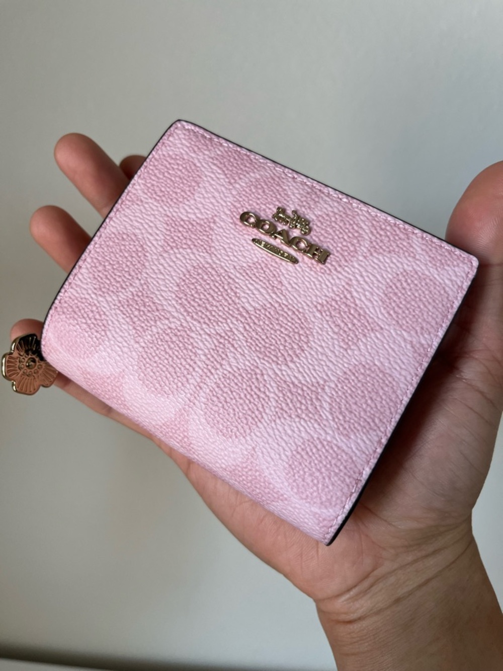Coach Snap Wallet Powder Pink 
In Signature Canvas With Charm🌸